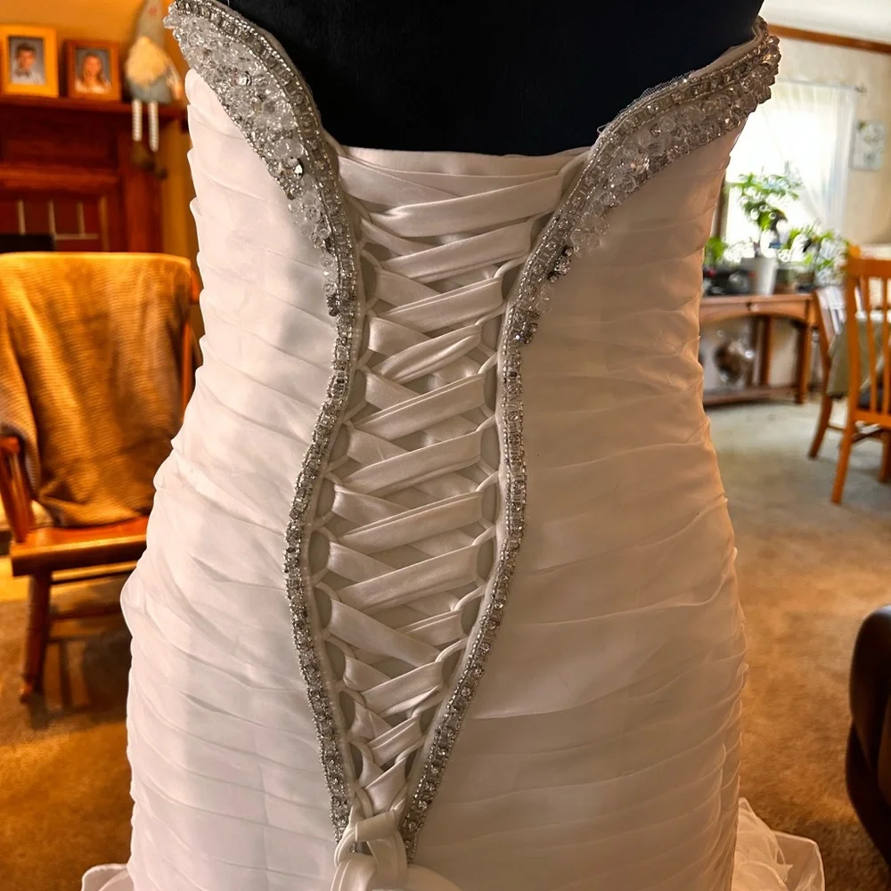 BNWT never worn wedding dress - Picture 10 of 13